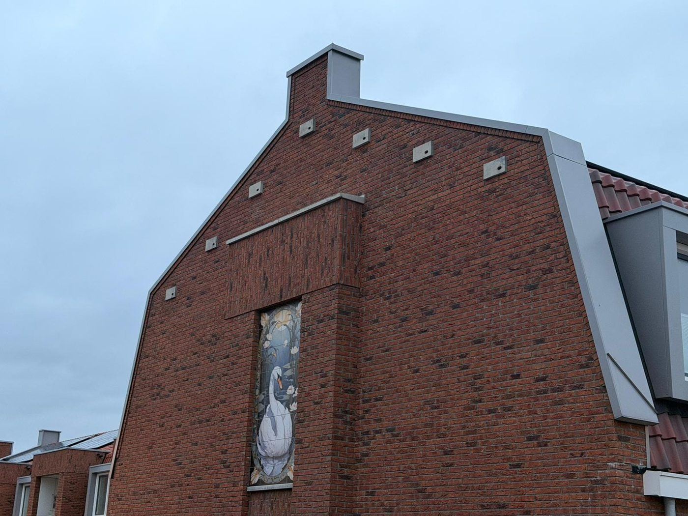 Kopgevel met meerdere ingemetselde vleermuisvoorzieningen in het metselwerk